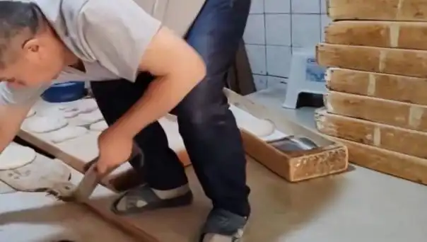 Fırıncıya Terlik Ceza: Pide Tezgahında Büyük Skandal!
