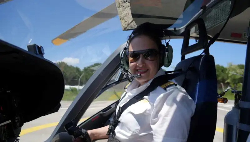 Türkiye'nin İlk Kadın Ambulans Helikopter Pilotu: Cesaretiyle Yerçekimine Meydan Okuyor