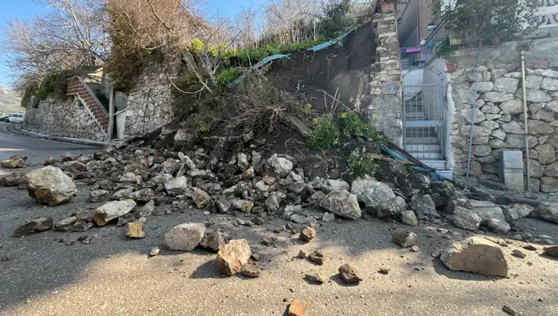 İstinat Duvarı Çöktü: Yolda Hayati Tehlike Başladı