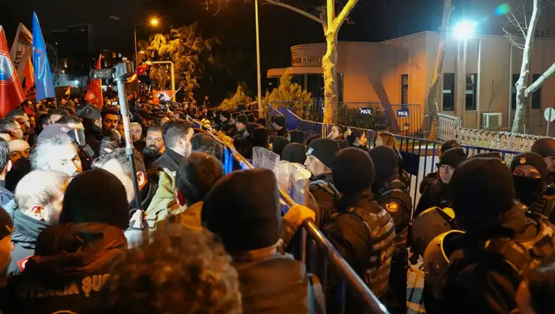 Ekrem İmamoğlu Protestolarında Çatışmalar: 16 Polis Yaralandı, 53 Gözaltı