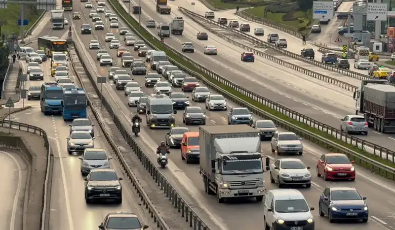İstanbul Sabah Trafiği: Anadolu Yakası’nda Adım Adım İlerleyen Araçlar