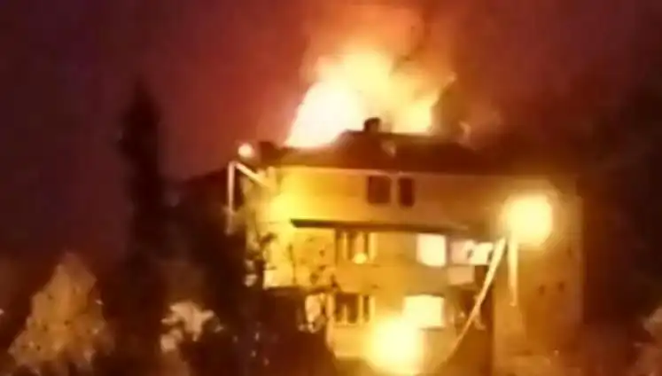 Saman Yüklü Çatı Alev Alev Yandı, Mahalle Halkı Neden Sokaklara Döküldü?