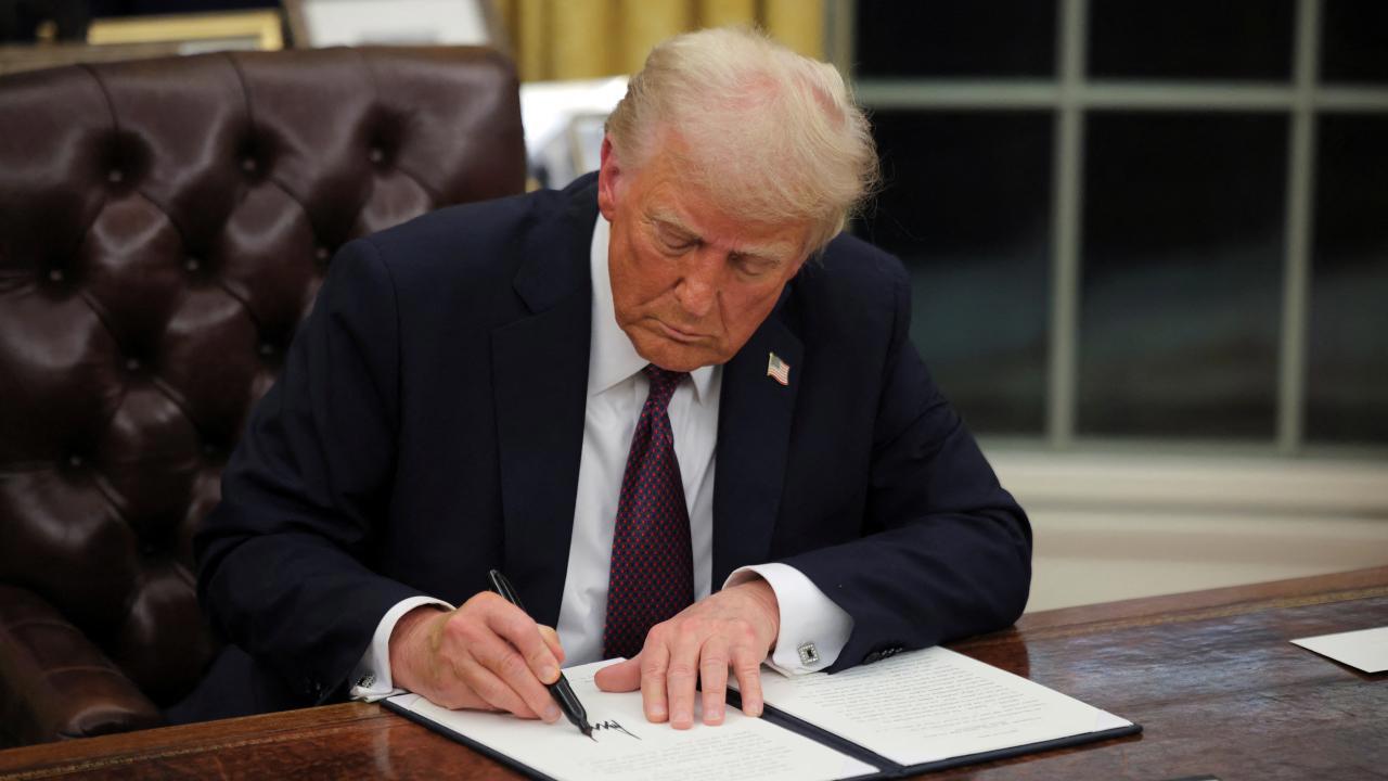 Trump, Kararname Dizisinin İmzasını Attı