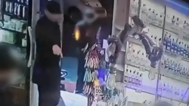Gizemli Kurye, Polisi Dolandırırken Zile Üç Kere Basma Talimatı Verdi!