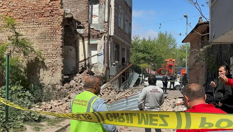 Fatih’te Deprem Felaketi: Bir Bina Göçtü, Panik İçinde Kurtarma Çalışmaları Başladı