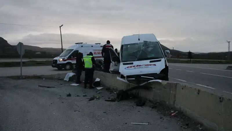 İşçi Servisi İstinat Duvarına Çarpınca Neler Oldu? İşte Tüm Detaylar!