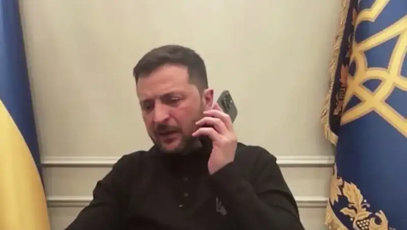 Zelenski’nin Basın Toplantısında Macron’un Beklenmedik Telefonu