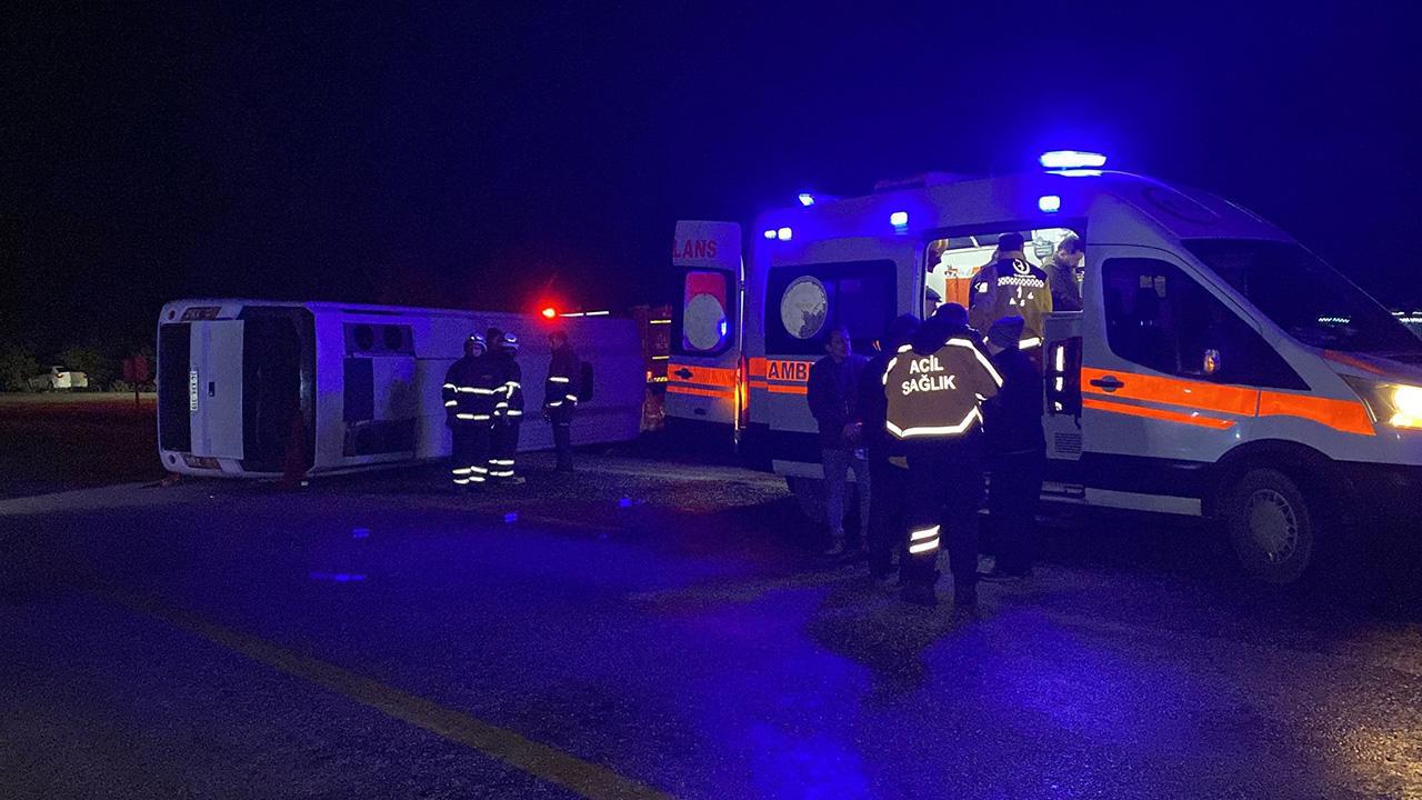 Cenaze midibüsü kaza yaptı: 1 ölü, 23 yaralı