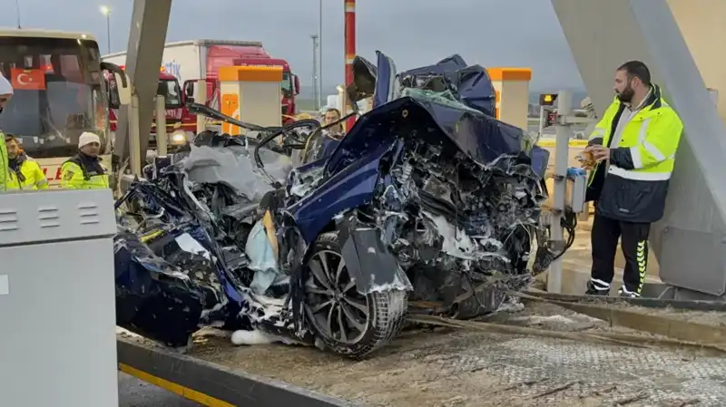 Silivri'de Faciaya Neden Olan Trafik Kazası: Otomobil Gişe ile Otobüs Arasında Sıkıştı