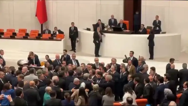 Mecliste Şok Gelişme: Emekli İkramiyesi Üzerine Kavga!