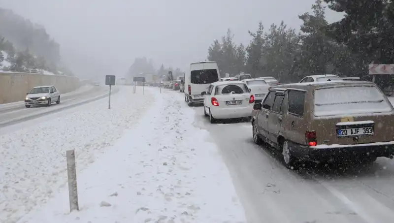 Kar Bastırdı: Denizli-Antalya Kara Yolunda Trafik Felç Oldu