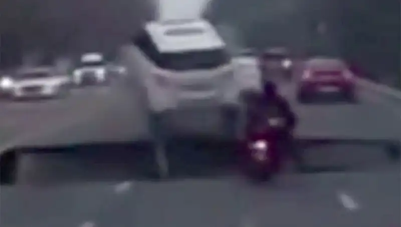 Güney Kore Otoyolunda Dev Çukur: Motosiklet Alev Alev Yandı