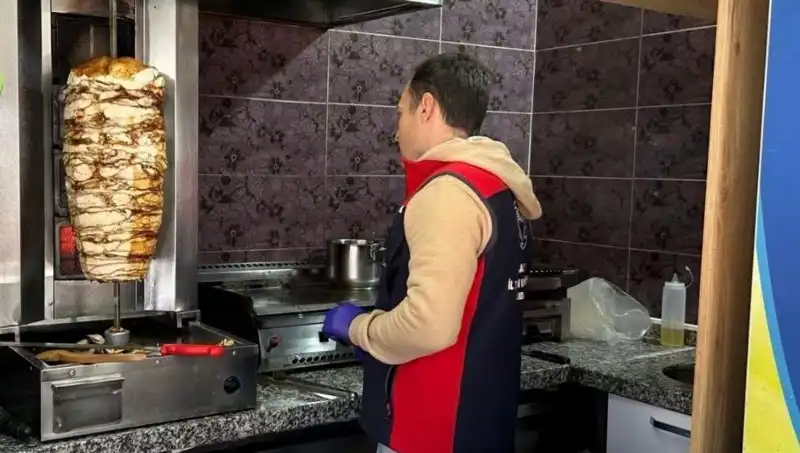 Tavuk Döner Alarmı: İşletmelere Baskınlar, Tüketicilere Etkileri Neler?