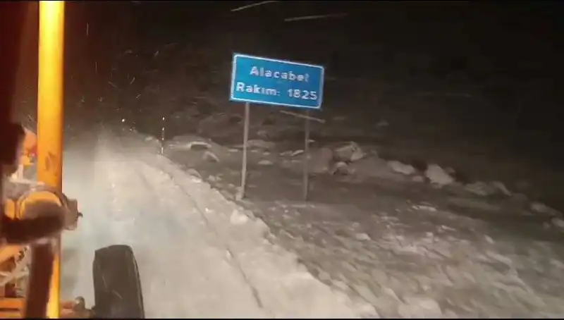 Antalya’da Şaşırtan Kar Sürprizi: Yer Yer Bembeyaz Manzaralar!
