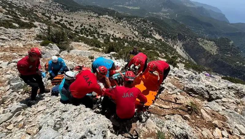 Fethiye'de Paraşüt Faciası: Kayalıklara Düşen 2 Kişi Hayatını Kaybetti