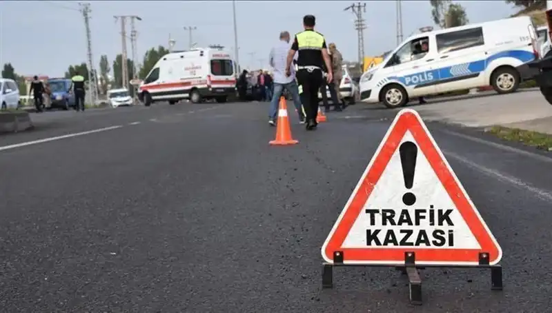 Antalya'da Otomobil Kanalı Devirerek Kaza Yaptı: İki Yaralı Var
