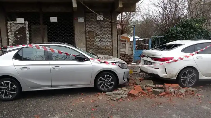 İstanbul'da Dört Katlı Binada Balkonu Çöken Bina Tartışmalara Yol Açtı