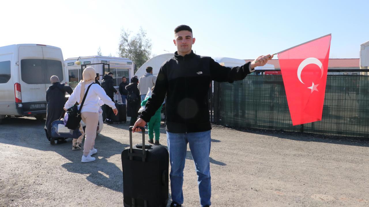 Türk bayrağıyla dönen Suriyeli Abdulkadir'in açıklamaları yürekleri burktu