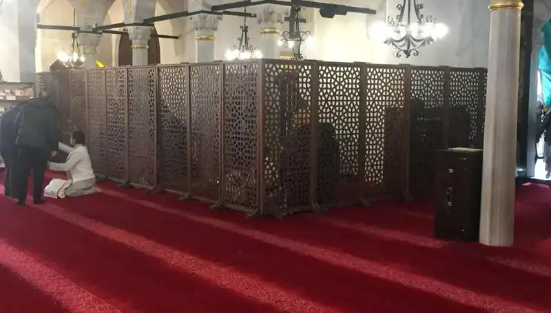 Kadın-Erkek Yan Yana Teravih Namazı İddiası: Gerçekler Ne?