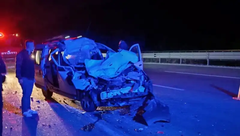 Otoyolda Meydana Gelen Feci Kaza: TIR’a Çarpan Araç Hurdaya Döndü