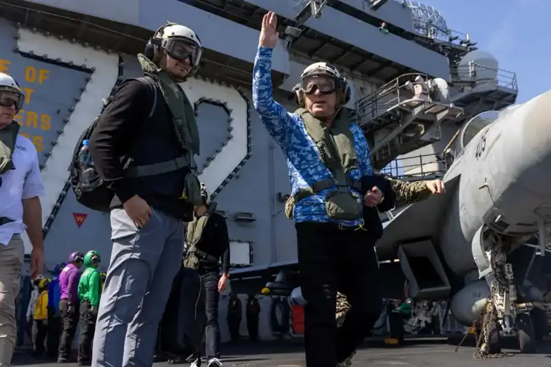 ABD Umman Ekipleri Savaş Gemileri ile Diplomasi Arasında Denge Kuruyor