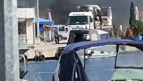 Tuzla'daki Balıkçı Barınağında Büyüyen Lastik Yangını Korkuttu