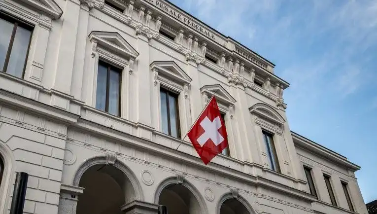 İsviçreli Siyasetçinin Su Tabancası Ceza Hikayesi ve Çocuklara Hediyeleri