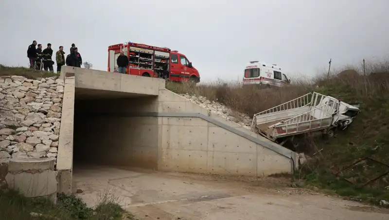 Kamyonet Alt Geçide Düştü: Sıkıntılı Kazanın Ardındaki Gerçekler
