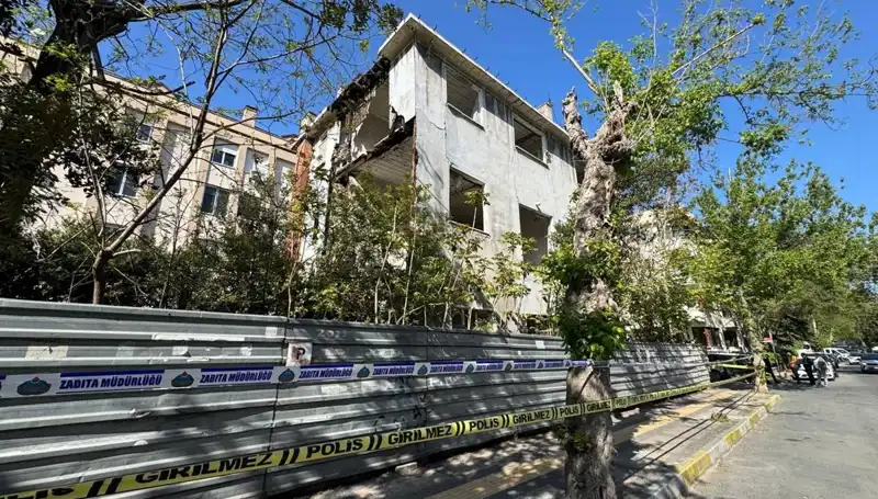 Bakırköy'deki Metruk Bina Depremle Kısmen Çöktü, Neler Oluyor?