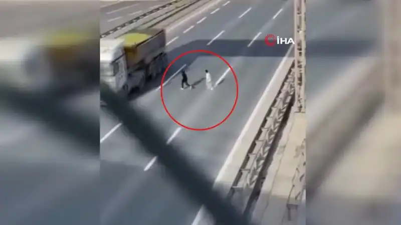 Tehlikeli Yolculuk Kameralarla Kaydedildi: İzleyenlerin Yüreğini Ağzına Getiren Anlar