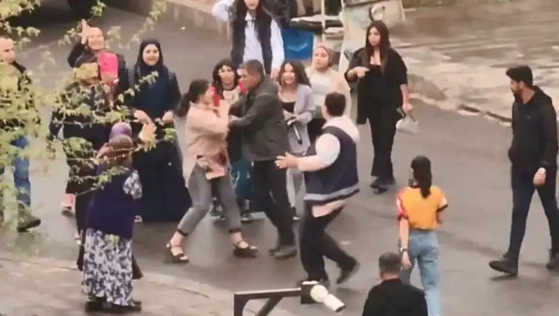 Adliye Önünde Tekmeli Yumurta Kavgası: Gözler Olayda, Yorumlar Çeşitleniyor