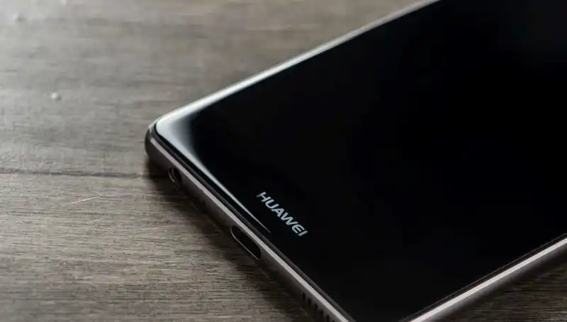 Huawei’nin Yenilikçi Katlanabilir Telefonu: Geleceğin Telefon Tasarımı Burada!