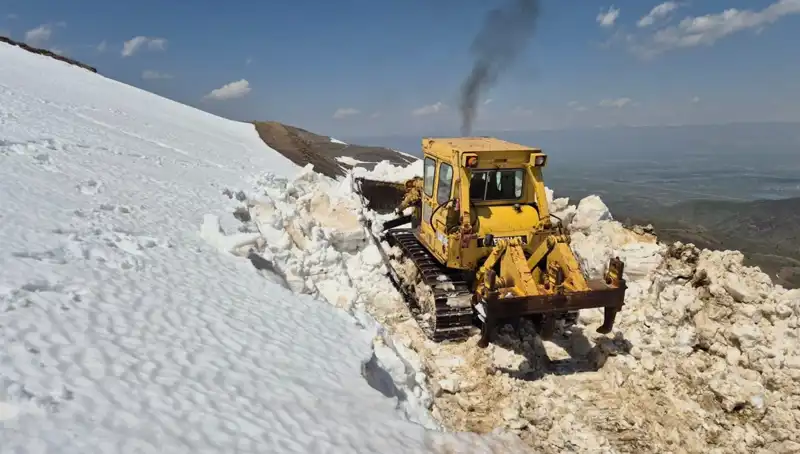 Nisan Ayında Gelen Şaşırtıcı Karlı Hava: 2 Metreyi Buluşturan Karla Mücadele