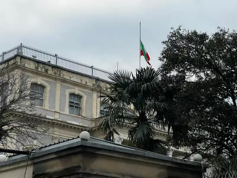 İstanbul'daki İran Başkonsolosluğu'nda Bayrakların Yarıya İndirilme Sebebi Nedir?
