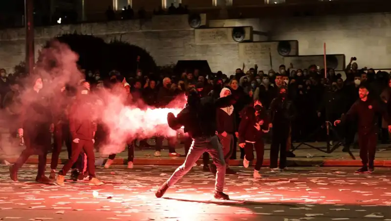 Yunanistan'da Hükümete Gensoru: Atina Sokaklarında Kargaşa ve Protestolar