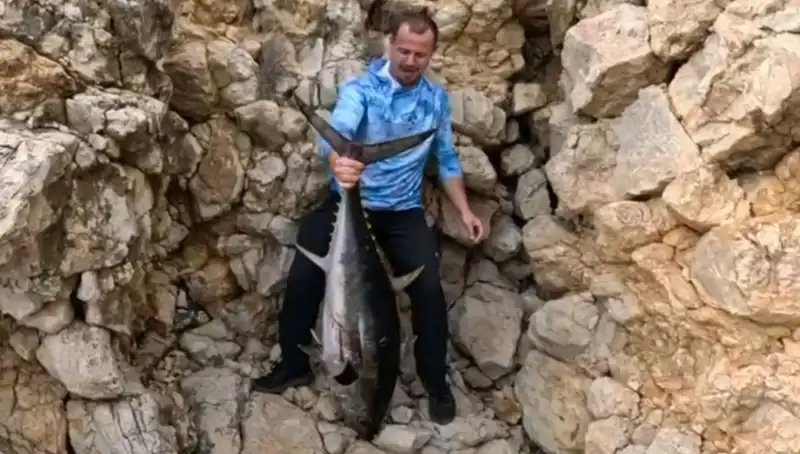30 Kiloluk Dev Balık Saros’ta Oltaya Takıldı, Balıkçıların Dikkatini Çekti!