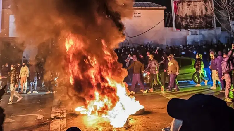 İran'daki Protestolarda Can Kaybı 2 Bine Yaklaştı: Nedenler ve Sonuçlar