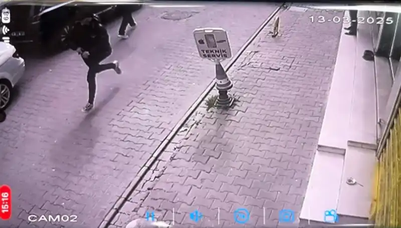 İstanbul’da Silahlı Saldırı: Bacağından Vurulan Genç Adam Hastaneye Kaldırıldı