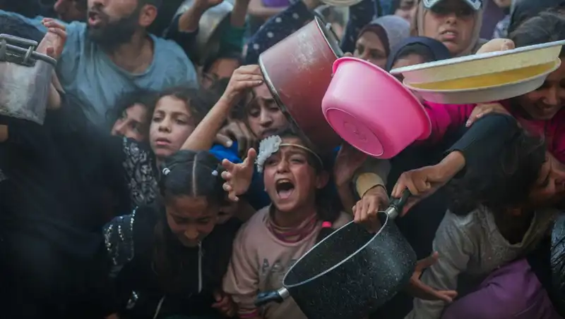 Gazze'de Açlık Krizi: Un Stokları Tükenirken İnsanlar Yardım Bekliyor