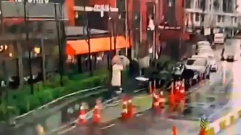 İstanbul'da Fırtınada Devrilen Tabela Felaketi: Bir Hayat Kurtuldu