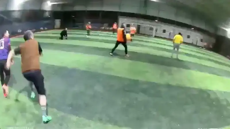 Halı Sahanın Çatısı Çökünce Futbolcular Panik İçinde Kaçtı!
