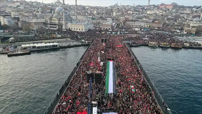 On Binler Galata Köprüsü’nde Gazze İçin Tek Yürek Oldu!