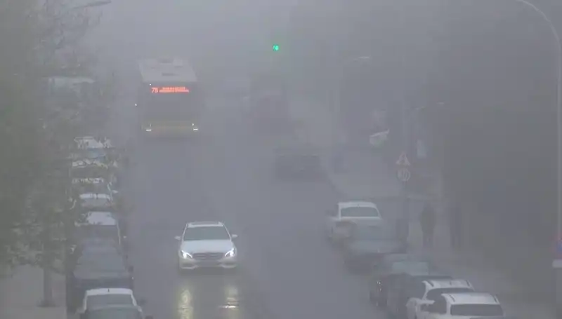 İstanbul'da Sis Perdesi: Görüş Mesafesi Düşüyor, Trafik Etkileniyor!