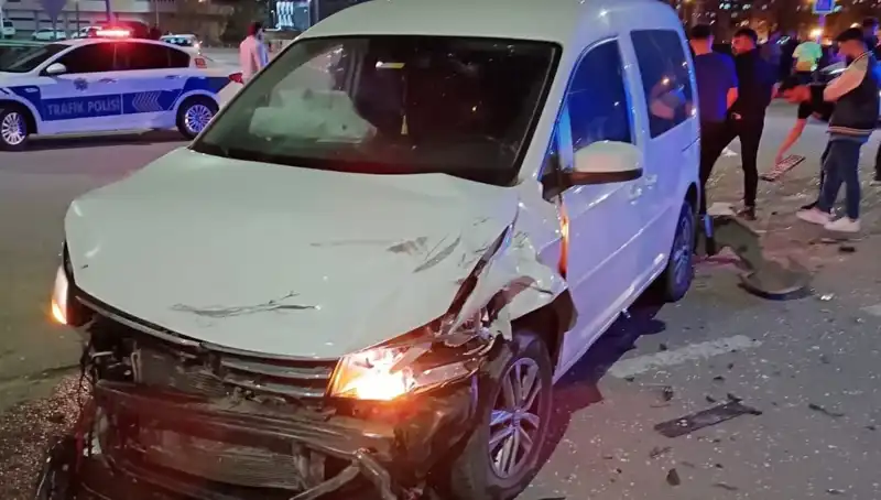 Batman'da Otomobil ve Hafif Ticari Araç Çarpıştı: 7 Yaralı