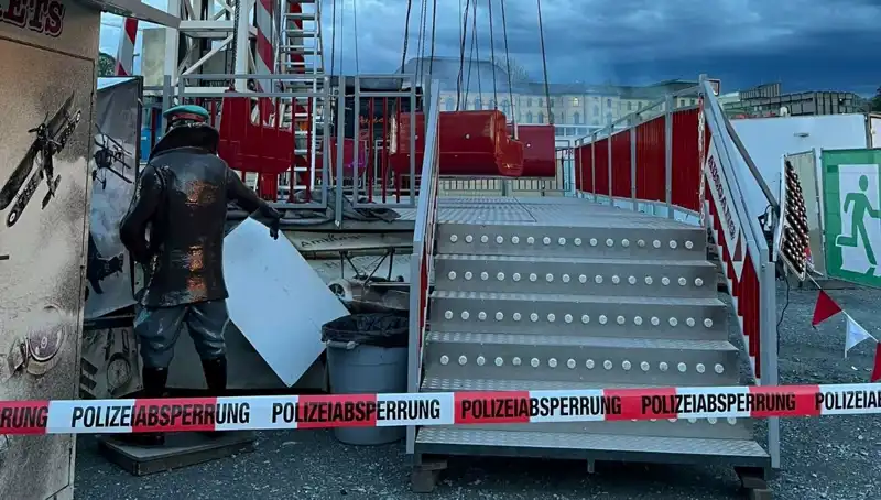 Salıncak Reklam Direklerine Çarptı: Facianın Eşiğinden Dönüldü