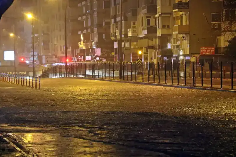 Antalya’da Şiddetli Yağışlar Yolları Göle Döndürdü, Araçlar Mahsur Kaldı