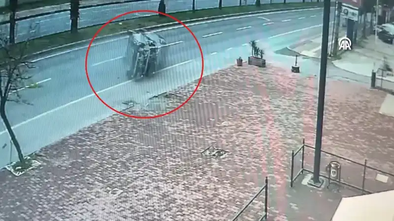 Güvenlik Kamerasında Görüntülenen Korkunç Kaza: İki Kişi Yaralandı