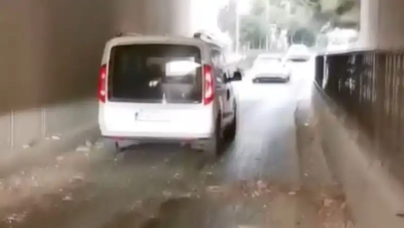 Trafikte Korku Dolu Anlar: Beton Parçaları Araçların Üzerine Düşerken Yaşanan Kaos